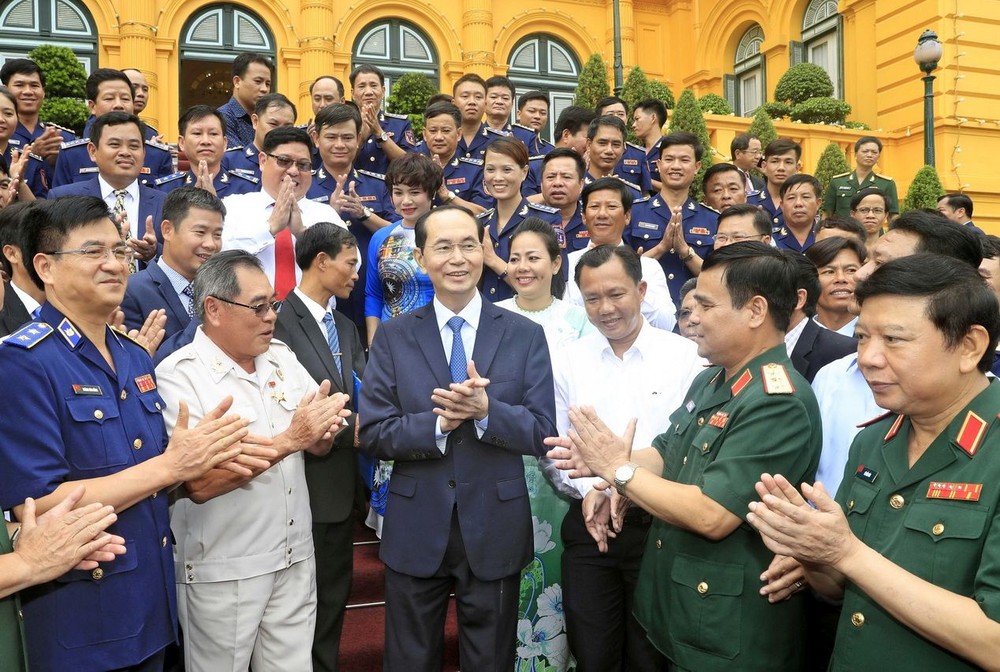 國家主席陳大光與海警力量模範幹部交流。（圖源：越通社）