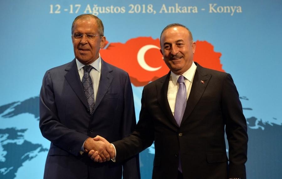 土耳其外長恰武什奧盧（右）與到訪的俄外長拉夫羅夫出席記者會。（圖源：新華網）