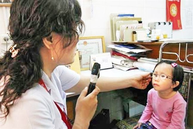 給子女檢查視力以及時發現和治療。
