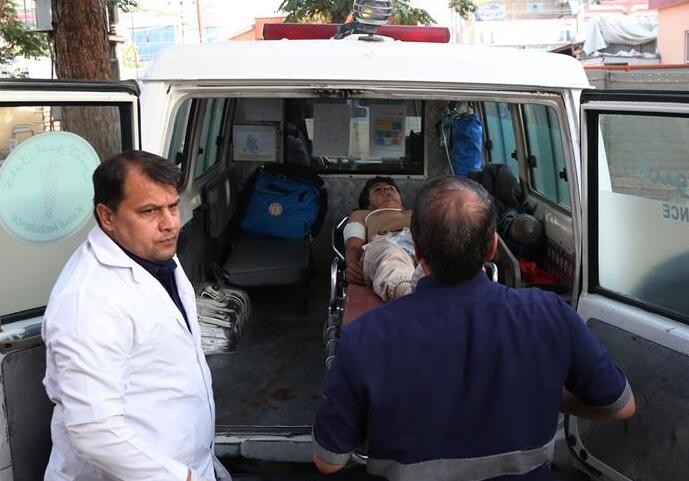 醫護人員運送一名在襲擊中受傷的男子。（圖源：互聯網）