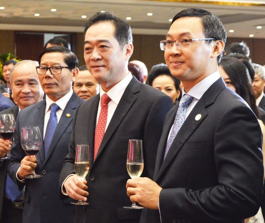 陳福英副廳長（右）歡迎吳駿總總領事到本市履任。