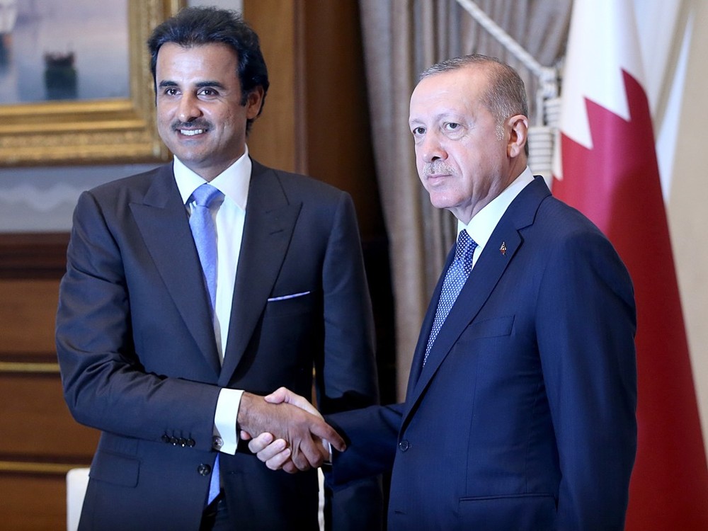 卡塔爾埃米爾塔米姆（左）承諾向土耳其提供150億美元經濟支持。（圖源：VCG）