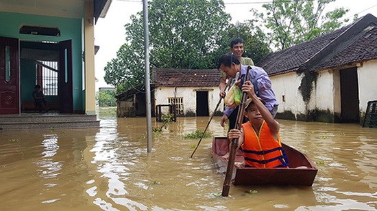 清化市兆陽鄉的數千間住房嚴重受淹，有的地方水淹最深達2米，民眾不得不以木筏和船隻代步。（圖源：黎皇）