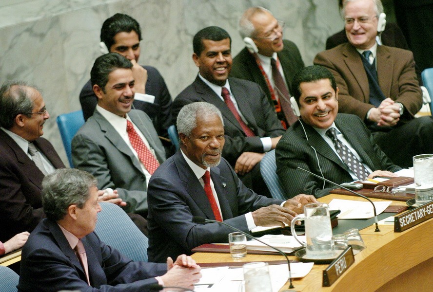這是2006年時任聯合國秘書長安南（前排中）參加安理會會議。（圖源：新華網）