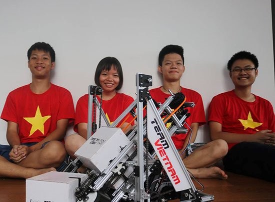 我國學生隊與參賽的機器人。（圖源：First Global）