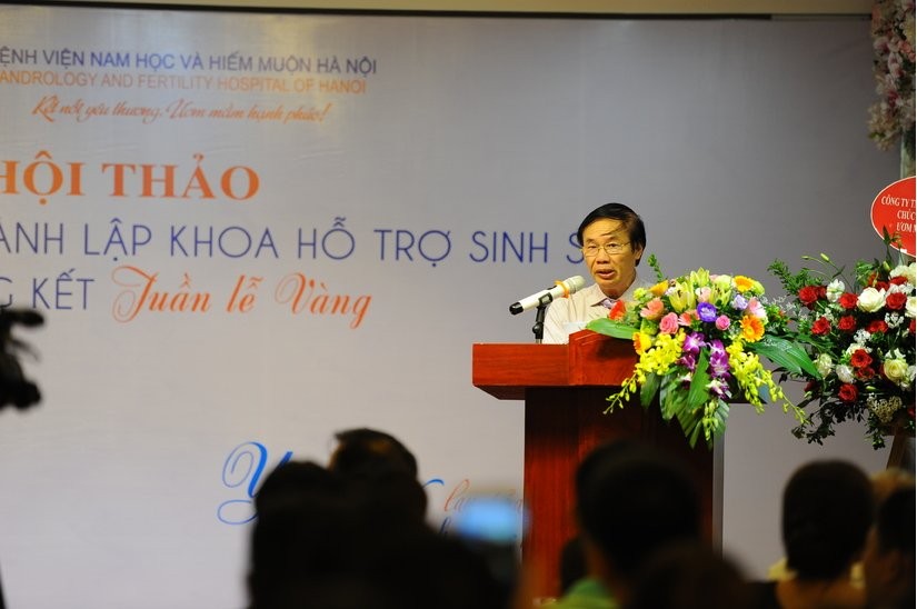 河內男科和不育症醫院院長阮克利在研討會上發表關於Micro TESE技術治療成果的報告。