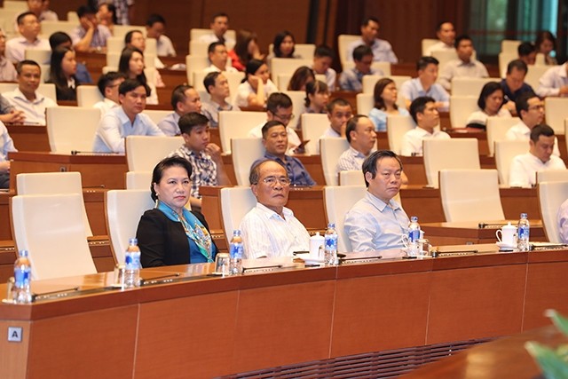 國會主席阮氏金銀、原國會主席阮生雄及國會副主席馮國顯出席了紀念儀式。（圖源：仲德）