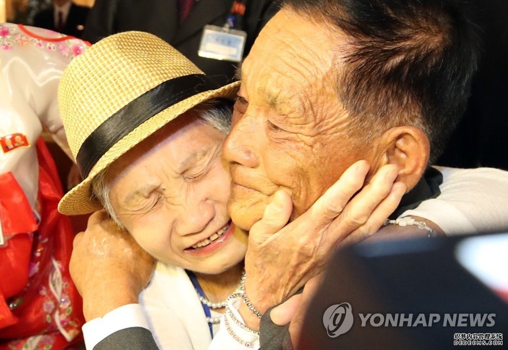 韓方92歲高齡的老母親（左）與在朝兒子相認後緊緊擁抱在一起。