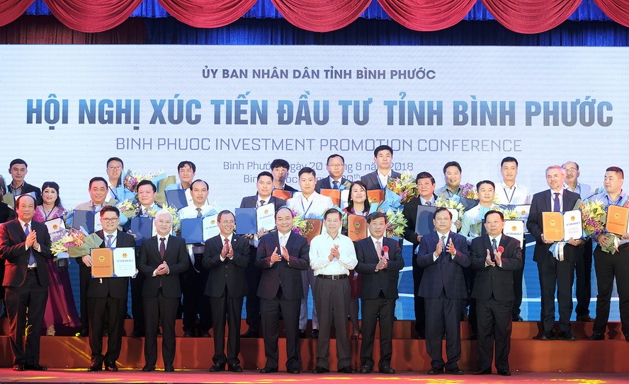 政府總理阮春福(前排左四)向各投資商頒發投資執照。（圖源：光孝）