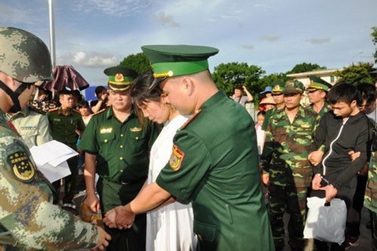 越南和中國警察力量在移交被捕嫌犯。