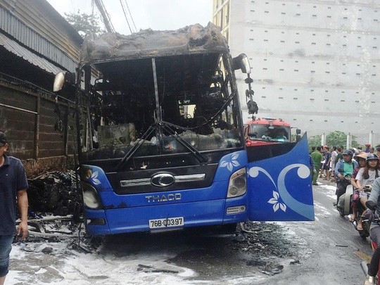 火勢熄滅後的臥鋪客車只剩殘架廢鐵。（圖源：G.Minh）