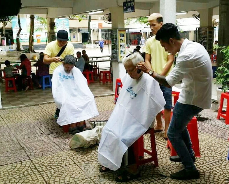為當地42名孤寡長者及貧困兒童免費理髮。