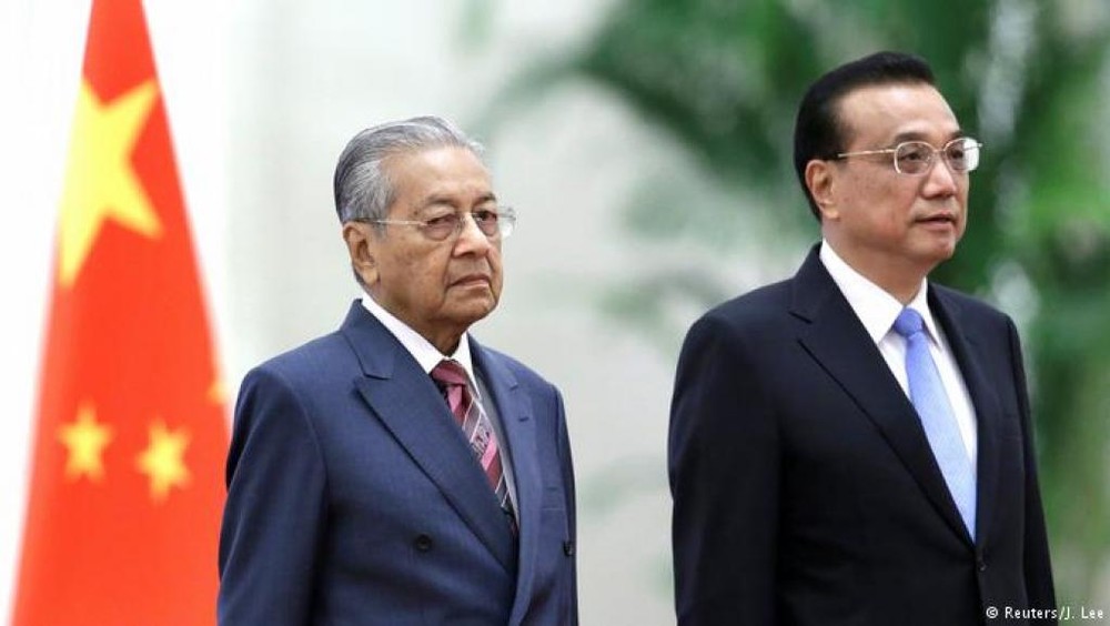 馬來西亞總理馬哈蒂爾與中國總理李克強。（圖源：路透社）