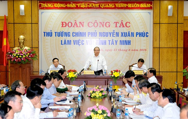 政府總理阮春福（中）在會議上致詞。（圖源：光孝）