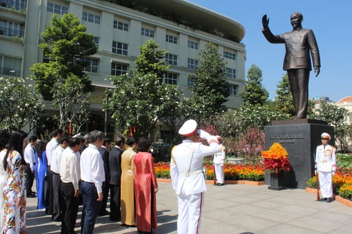 市領導向胡志明主席塑像敬獻鮮花，緬懷主席豐功偉績。（圖源：胡文）