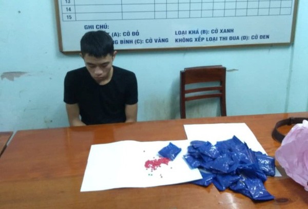涉案的犯罪嫌疑人陳清龍與毒品物證。（圖源：HVT）