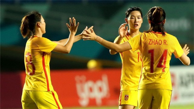 中國女足隊慶祝進球。