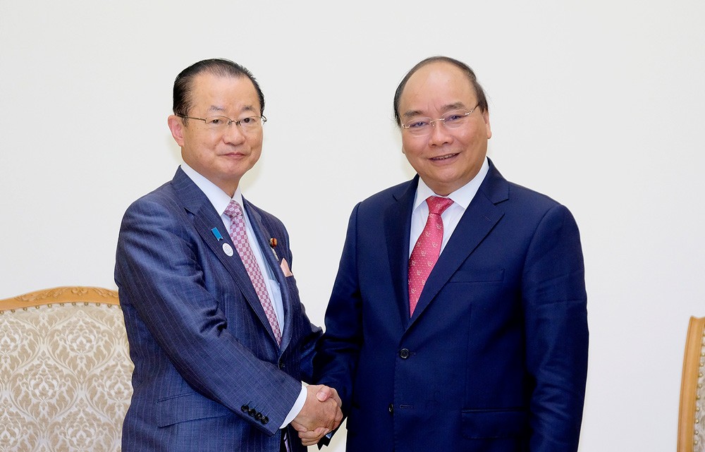 政府總理阮春福（右）接見日本眾議院財政預算委員會主席河村建夫。（圖源：政府辦公廳）