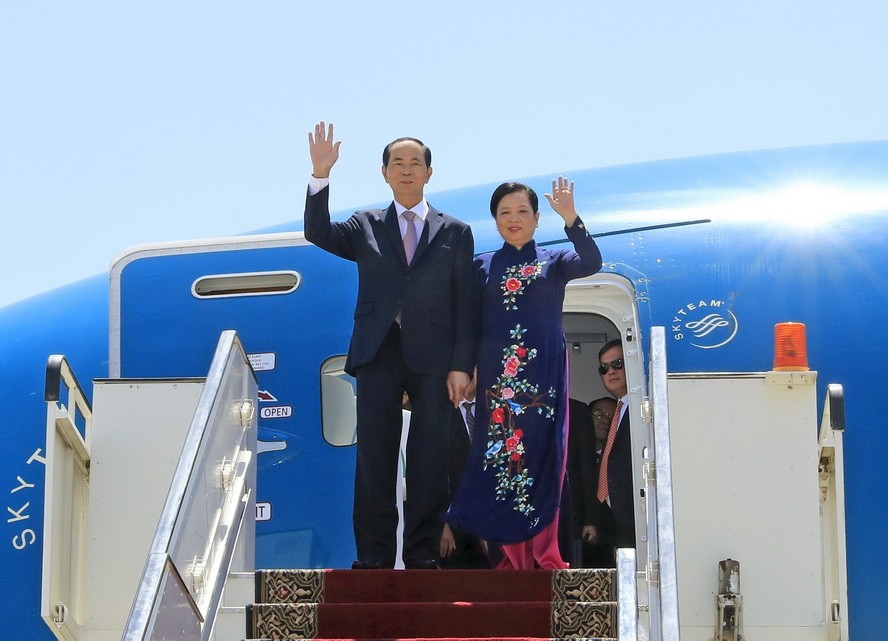國家主席陳大光與夫人抵達埃及盧克索機場。（圖源：顏創）