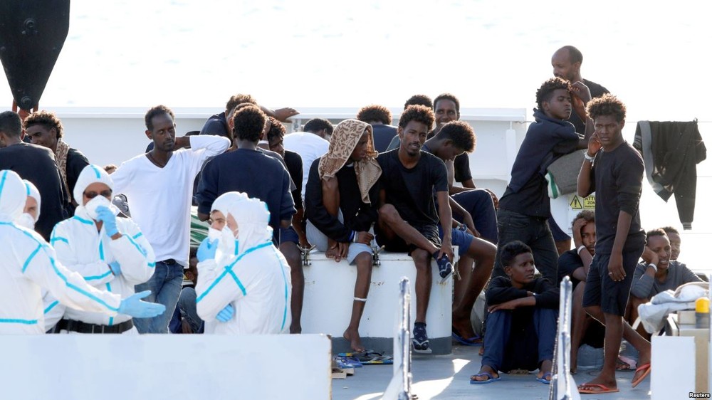 西西里港迪奇奧蒂號船上等候下船的尋求庇護者。（圖源：路透社）