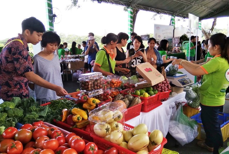 “第三次富美興綠色盛會日”吸引眾多關心無公害果蔬與健康食品的消費者的參觀、選購。