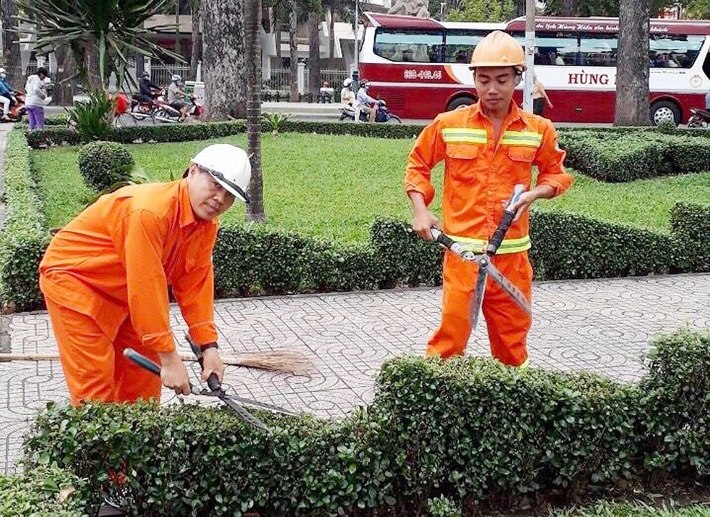 郭文雄（左）與隊友照料綠樹。