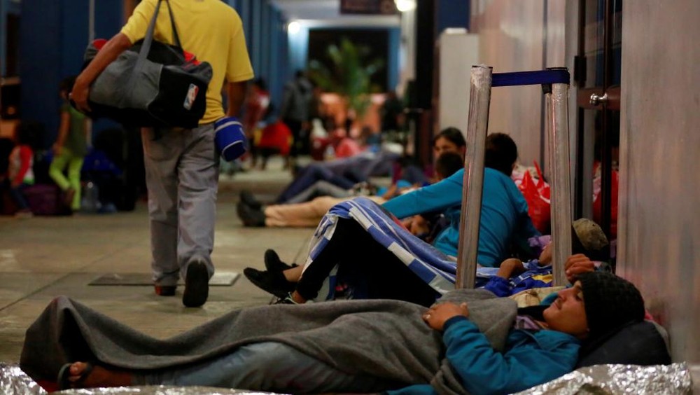 委內瑞拉民眾在秘魯邊境服務中心滯留。（圖源：路透社）