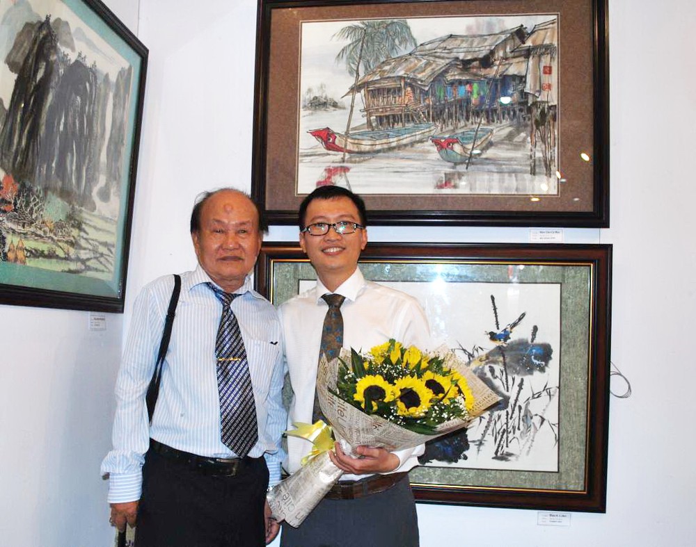 優秀藝人張路書畫家（左）與畫壇新秀馬鴻山在《金甌五根》畫作 前合照。
