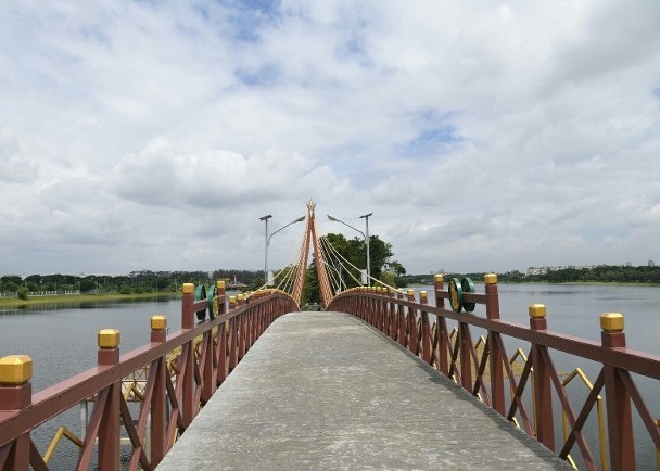 吊橋位於巴衛區奔農波湖。（圖源：互聯網）