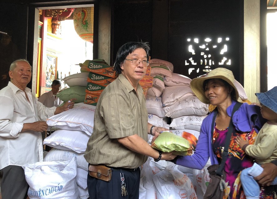 霞漳會館理事長何天輝向貧困戶發送大米。