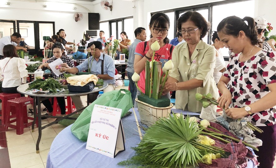 第五郡越華婦女參加插花比賽。