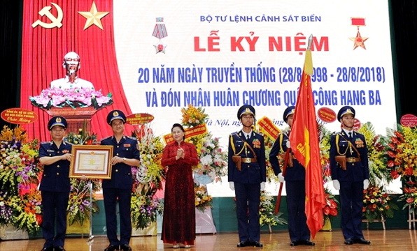 國會主席阮氏金銀（左三）向海警司令部授予三等軍功勳章。（圖源：黃河）