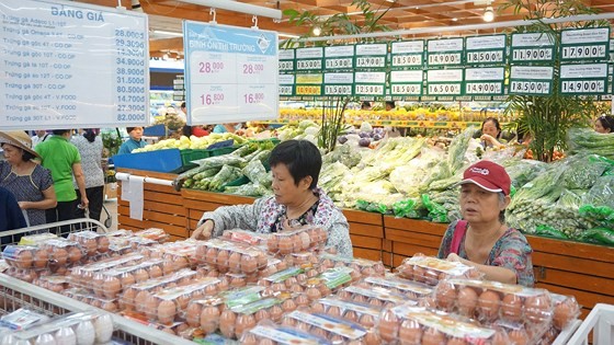 消費者在Co.opmart連鎖超市購買無公害食品。