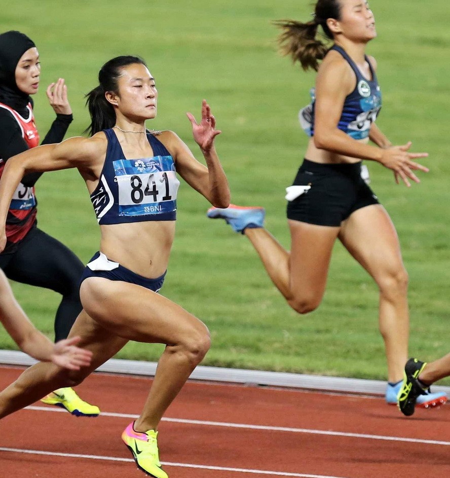 郭氏蘭與黎秀征在女子200米比賽。