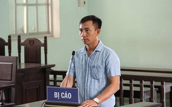涉嫌恫嚇殺人罪的被告人阮文平站在被告席上答法官問案。（圖源：VOV）