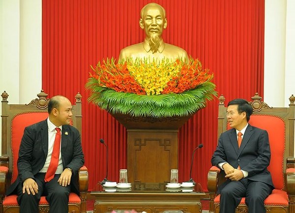 中央宣教部長武文賞（右）接見柬埔寨青年聯合會主席、柬埔寨國會代表洪馬尼。（圖源：先鋒）