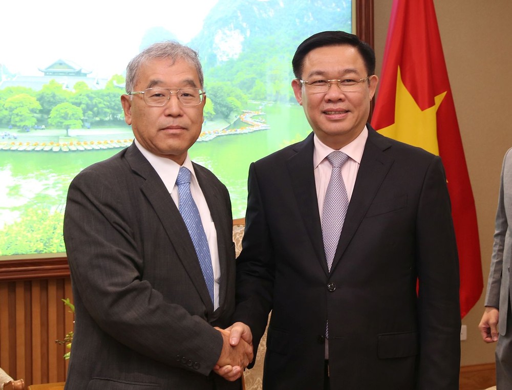 政府副總理王廷惠（右）接見日本三菱集團執行副總裁佐久間洋。（圖源：VGP）