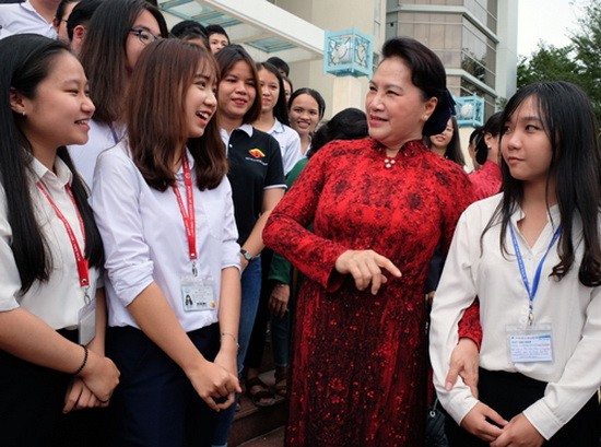 國會主席阮氏金銀與大學生交談。（圖源：孟松）