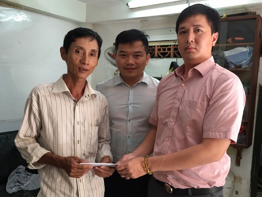華人年輕企業家馬順通(右一)代表向林先生致送慰問金。