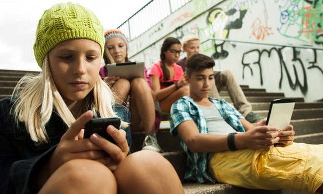 法國中小學生在校禁用手機。（圖源：Guardian）