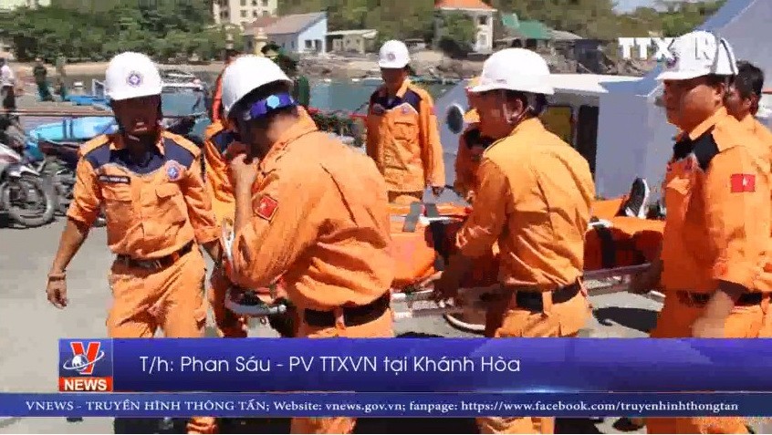 海上受傷的中國籍船員獲送上岸搶救。（圖源：越通社視頻截圖）