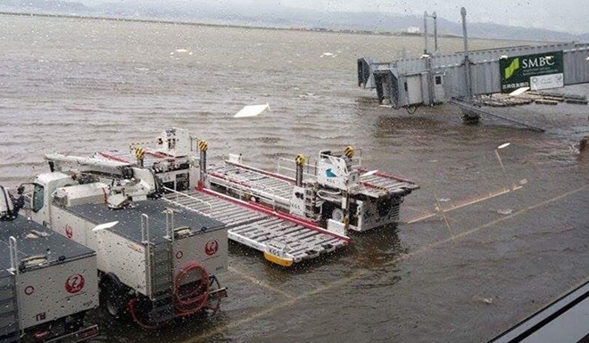 日本大阪關西機場跑道遭颱風襲擊後嚴重受淹。（圖源：微博）