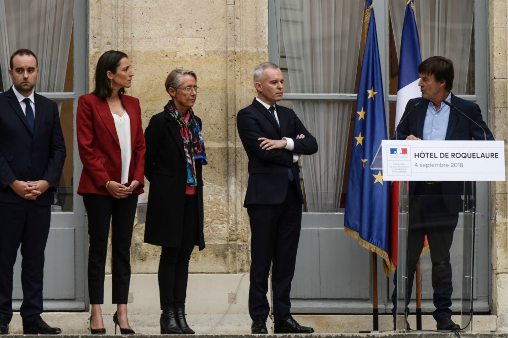 日前突然辭去法國環保部長職務的于洛（右一）作告別演講。（圖源：AFP）