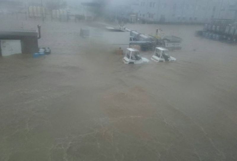 關西機場的停機坪、滑行道及跑道，幾乎都被大水淹成一片汪洋，完全看不出原來面貌。（圖源：互聯網）