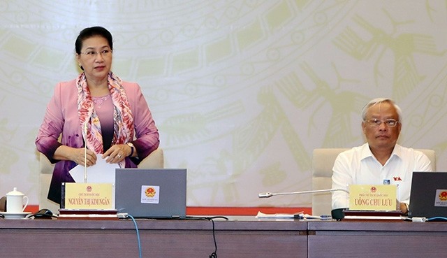 國會主席阮氏金銀（左）在會議上發表講話。（圖源：仲德）