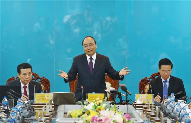 政府總理阮春福（中）在會議上發表講話。（圖源：統一）