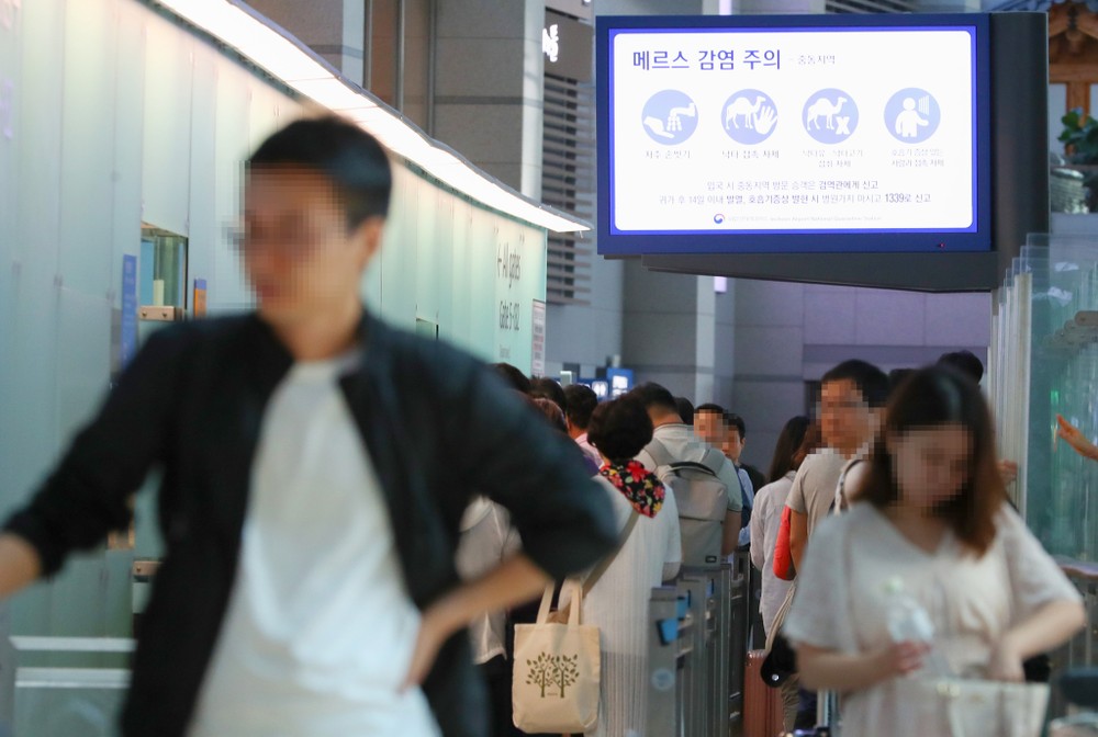 當地時間2018年9月9日，在韓國仁川機場出境大廳，大屏幕顯示中東呼吸綜合徵預防須知。韓國確診一例中東呼吸綜合徵(MERS)病例，這是自2015年韓國爆發MERS疫情後首次出現確診病例。9日韓國政府召開緊急會議商討對策。（圖源：韓聯社）