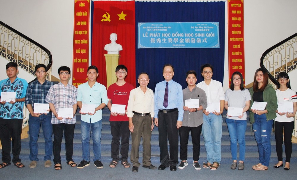越南台商教育基金會董事長蘇建源(右六)與本報編委兼編輯部主任范興(左六)向大學生頒發獎學金。