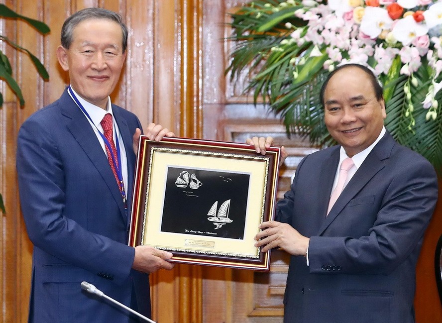 阮春福總理向韓國工業聯團主席贈送紀念品。（圖源：越通社）