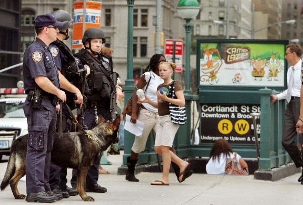 美國紐約科特蘭站重開：圖為2005年7月，英國倫敦地鐵發生連環恐擊，導致逾30人死亡後，美國紐約亦加派警力守衛地鐵站。他們站崗的地方，就是「科特蘭街」車站入口之一。（圖源：Getty Images）